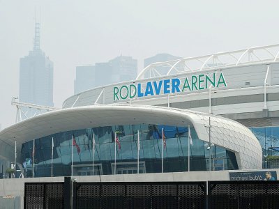 La Rod Laver Arena de Melbourne sous un épais nuage de fumées, le 14 janvier 2020 - William WEST [AFP/Archives]