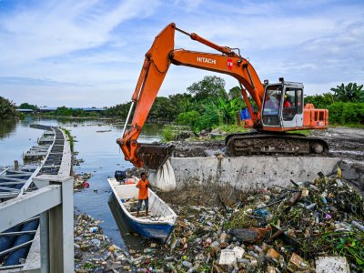 Des employés nettoient lees monceaux d'ordures et de déchets plastiques du fleuve Klang, le 17 décemre 2019 en Malaisie - Mohd RASFAN [AFP]