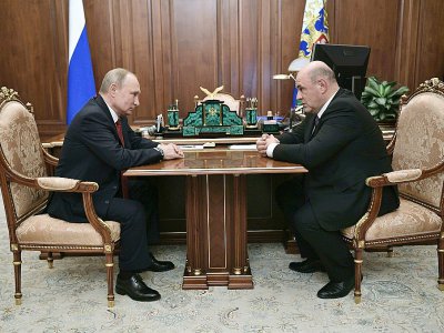 Le président russe Vladimir Poutine et le patron du fisc russe Mikhaïl Michoustine (d), le 15 janvier 2020 à Moscou - Alexey NIKOLSKY [SPUTNIK/AFP]