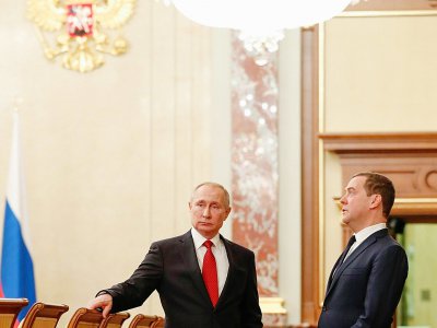 Le président russe Vladimir Poutine (g) et le Premier ministre Dmitri Medvedev, avant une réunion avec les membres du gouvernement, le 15 janvier 2020 à Moscou - Dmitry Astakhov [SPUTNIK/AFP]