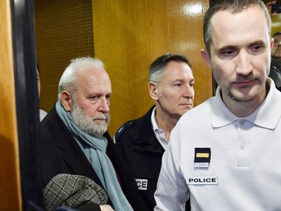 L'ex-prêtre Bernard Preynat, accusé d'agressions sexuelles sur des mineurs, quitte le tribunal de Lyon, le 13 janvier 2020 - PHILIPPE DESMAZES [AFP]