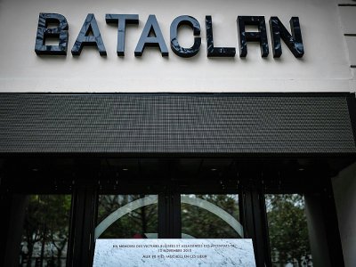 Une plaque commémorative sur la façade du  Bataclan, inaugurée en septembre 2019 - STEPHANE DE SAKUTIN [AFP/Archives]
