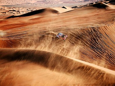 Le pilote espagnol de Mini Carlos Sainz et son copilote Lucas Cruz au cours de la 11 étape du Dakar 2020 entre Shubaytah et Haradh, en Arabie saoudite, le 16 janvier 2020 - FRANCK FIFE [AFP/Archives]