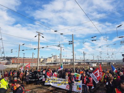 Pour dénoncer la réforme des retraites, des manifestants ont investi les voies ferrées, pendant plus de 20 minutes. - Joris Marin