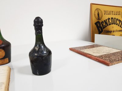 Une bouteille de Bénédictine vieille d'un siècle, a été dégustée au Palais de la Bénédictine de Fécamp, le mardi 14 janvier. - Gilles Anthoine