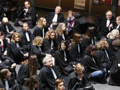 Les avocats se sont tous assis, sans un bruit, dans le hall de la cour d'appel de Caen ce vendredi 17 janvier. Une minute de silence a ensuite marqué le coup.