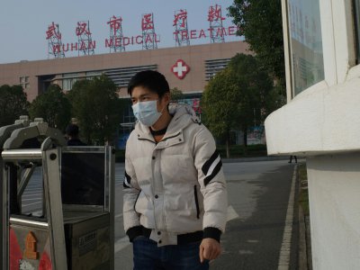 Un homme quitte le centre de médical de Wuhan le 12 janvier 2020, où des centaines de patients sont contaminés par un mystérieux virus et deux sont déjà morts - Noel Celis [AFP]