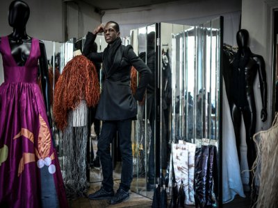 Le couturier Imane Ayissi pose dans son atelier à Paris, le 6 janvier 2020 - STEPHANE DE SAKUTIN [AFP]