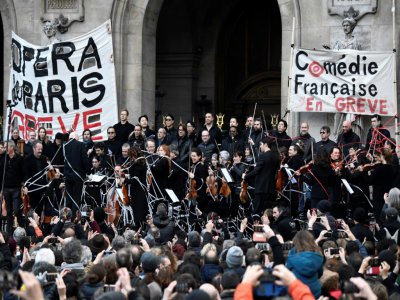 Action de grévistes de l'Opéra et de la Comédie française , contre la réforme des retraites sur les marches de l'Opéra Garnier, le 18 janvier 2020 à Paris - STEPHANE DE SAKUTIN [AFP]
