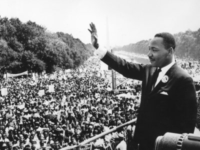 Le révérend Martin Luther King, leader des droits civils, salue la foule de supporters, le 28 août 1963 à Washington - - [AFP/Archives]