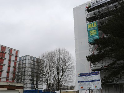 L'un des immeubles dans le quartier Saint-Julien sur la rive gauche de Rouen est en cours de désamiantage avant sa démolition.