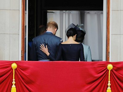 (ARCHIVES) Le prince Harry et son épouse Meghan quittent le balcon de Buckingham Palace d'où ils ont assisté à une parade aérienne pour le centenaire de la Royal Air Force, à Londres le 10 juillet 2018 - Tolga AKMEN [AFP/Archives]