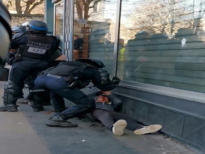 Capture d'écran à partir d'une vidéo d'un manifestant, montrant un policier frappant un homme le 18 janvier 2020 à Paris en marge de la manifestation des "gilets jaunes" - - [HANDOUT/AFP]