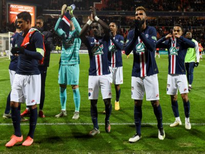 Les Parisiens communient avec leurs supporters après leur qualification pour les 8e de finale de la Coupe de France aux dépens de Lorient, le 19 janvier 2020 au stade du Moustoir - Sebastien SALOM-GOMIS [AFP]