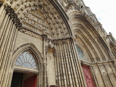 Le reportage s'intéressera au rouge de Bayeux, la couleur ocre qui orne la porte de la cathédrale. - Célia Caradec