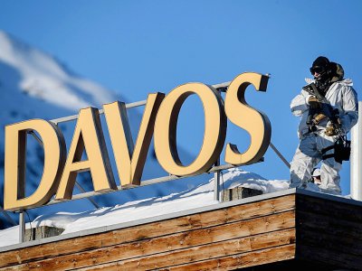 Un policier suisse sur le toit du Centre des congrès de Davos le 20 janvier 2020 - Fabrice COFFRINI [AFP]