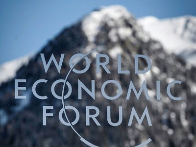 Le logo du Forum économique mondial (WEF) sur une vitre à Davos (Suisse) le 20 janvier 2020 - Fabrice COFFRINI [AFP]