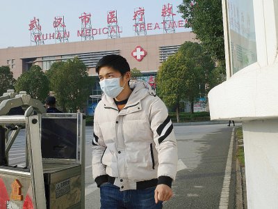 Un homme quitte un centre médical de Wuhan (Chine) le 12 janvier 2020 - Noel Celis [AFP/Archives]