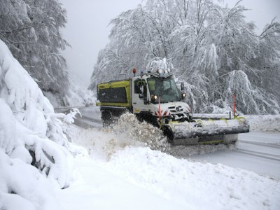 Une déneigeuse près de Bocognano, en Corse où la tempête Gloria a soufflé également, le 20 janvier 2020 - PASCAL POCHARD-CASABIANCA [AFP]