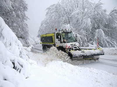 Une déneigeuse près de Bocognano, en Corse où la tempête Gloria a soufflé également, le 20 janvier 2020 - PASCAL POCHARD-CASABIANCA [AFP]
