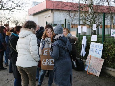 Environ 40 personnes, enseignants et parents d'élèves, réunies devant le lycée Allende d'Hérouville-Saint-Clair, le lundi 20 janvier.