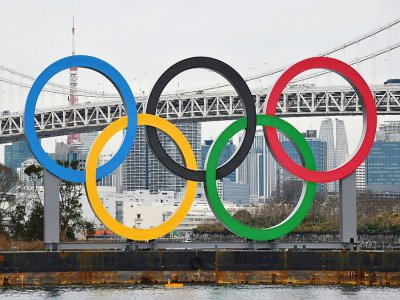 Anneaux olympiques géants devant le Odaiba Marine Park, le 17 janvier 2017 à Tokyo - Kazuhiro NOGI [AFP/Archives]