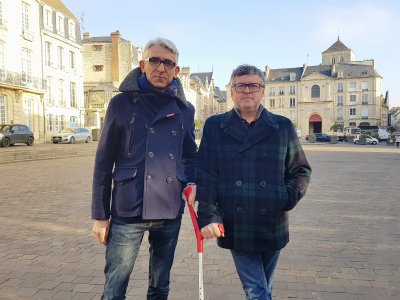 Stéphane Reignier et Jean-Baptiste Quentin ont décidé de se mobiliser en soutien aux hôpitaux. Ils donnent rendez-vous à tous les citoyens le dimanche 2 février devant le CHU de Caen avec une béquille, symbole de ce soutien.