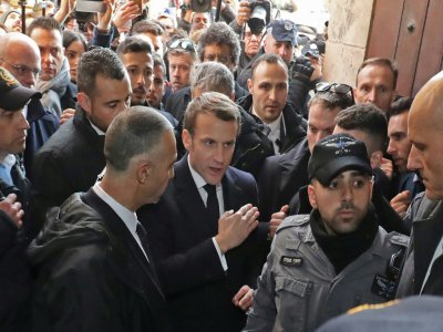Le président français  Emmanuel Macron demande à un policier israélien de quitter l'église Sainte-Anne à Jérusalem, le 22 janvier 2020 - Ludovic Marin [AFP]