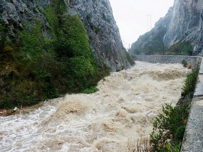 L'énorme débit de la rivière Agly avec le passage de la tempête Gloria, le 22 janvier  2020 à Saint-Paul-de-Fenouillet (sud) - RAYMOND ROIG [AFP]