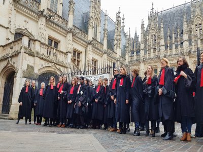 Les avocats portaient tous des cols rouges, censés "exprimer leur colère", à Rouen, ce mercredi 22 janvier.
