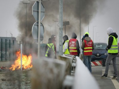 Les routiers de la CGT bloquent l'entrée des entrepôts industriels du port du Havre, le 22 janvier 2020 - Lou BENOIST [AFP]