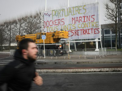 Devant l'entrée du siège social du Grand Port maritime du Havre, des manifestants bloquent l'activité, le 22 janvier 2020 pour protester contre la réforme des retraites - Lou BENOIST [AFP]