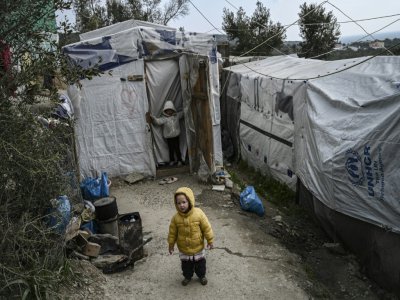Des enfants près des tentes du camp de migrants et de réfugiés de Moria, sur l'île grecque de Lesbos, le 21 janvier 2020 - ARIS MESSINIS [AFP]