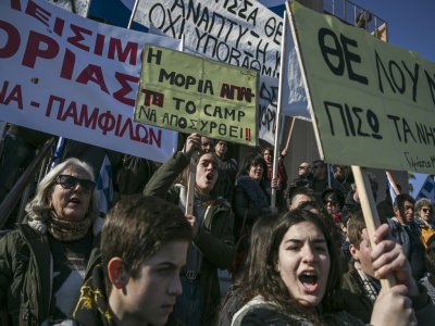 Des habitants manifestent contre les camps de migrants, le 22 janvier 2020 sur l'île grecque de Lesbos - ARIS MESSINIS [AFP]