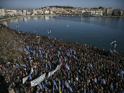 Des milliers de grecs manifestent contre les migrants dans le port de Mytilene à Lesbos, le 22 janvier 2020 - ARIS MESSINIS [AFP]