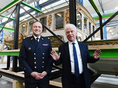 Le maire de Brest Francois Cuillandre (d) et l'amiral Vincent Campredon, directeur du musée de la Marine, devant le canot de Napoléon 1er à Brest, le 22 janvier 2020 - Fred TANNEAU [AFP]