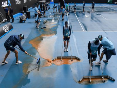 Nettoyage d'un court après la pluie à l'Open d'Australie, le 23 janvier 2020 à Melbourne - William WEST [AFP]