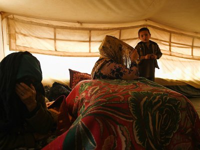 Shamayel (c), tisseuse de tapis kilim et mère de famille, sous la tente d'un camp pour déplacés près de Mazar-i-Sharif, le 28 novembre 2019 en Afghanistan - FARSHAD USYAN [AFP]