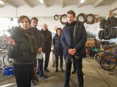 Juliane Hervieu (à gauche), chargée de gestion et communication à la Maison du vélo à Caen, fait visiter les lieux à Yannick Jadot, le mercredi 22 janvier. - Charlotte Hautin