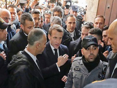 Le président français Emmanuel Macron lors d'un échange tendu avec des policiers israéliens à l'entrée de la basilique Sainte-Anne, un domaine français, dans la Vieille ville de Jérusalem, le 22 janvier 2020 - Ludovic Marin [AFP]