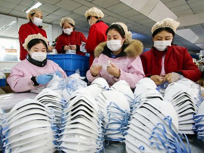 Dans une usine chinoise de fabrication de masques de protection à Handan (nord), le 22 janvier 2020 - STR [AFP]