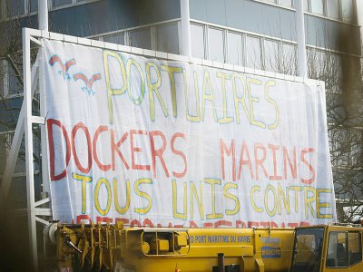 Manifestation contre la réforme des retraites au port du Havre, le 22 janvier 2020 - Lou BENOIST [AFP]