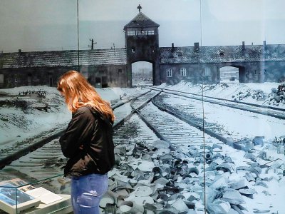 Une jeune femme visite le mémorial de Yad Vashem lors d'une exposition sur le camp allemand d'Auschwitz, le 20 janvier 2020 à Jérusalem - Emmanuel DUNAND [AFP]