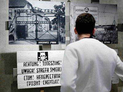 Un visiteur regarde une exposition consacrée aux camps de concentration nazis, dont celui d'Auschwitz, au mémorial de Yad Vashem, le 20 janvier 2020 à Jérusalem - Emmanuel DUNAND [AFP/Archives]