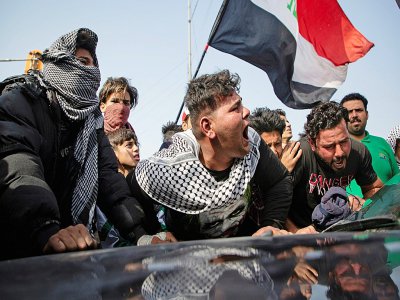 Des Irakiens en colère participent le 22 janvier 2020 aux funérailles d'une militante antipouvoir, Janat Madhi, tuée par des tirs d'inconnus à Bassora (sud de l'Irak) - Hussein FALEH [AFP]