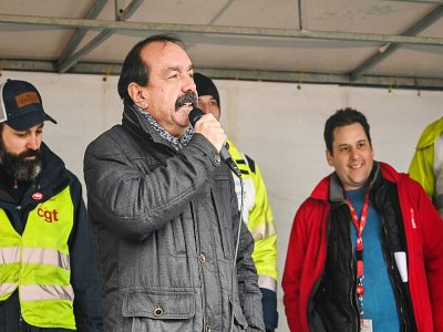 Le secrétaire général de la CGT, Philippe Martinez, devant l'entrée de la centrale nucléaire de Gravelines, dans le Nord, pour soutenir les agents en grève, le 22 janvier 2020 - DENIS CHARLET [AFP]
