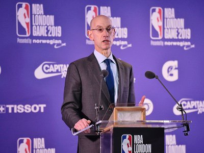 Le patron de la NBA Adam Silver s'exprimant à Londres en marge d'un match de saison régulière entre les Washington Wizards et New York Knicks, le 17 janvier 2019 - Glyn KIRK [AFP/Archives]