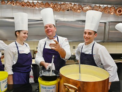 Le chef Christophe Muller (c) dans les cuisines du restaurant de Paul Bocuse "L'Auberge du Pont de Collonges", le 23 janvier 2020 à la veille de sa réouverture - PHILIPPE DESMAZES [AFP]