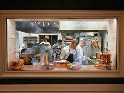 Les cuisiniers s'affairent le 23 janvier 2020 à l'Auberge du pont de Collonges, le restaurant de Paul Bocuse qui a été rénové - PHILIPPE DESMAZES [AFP]