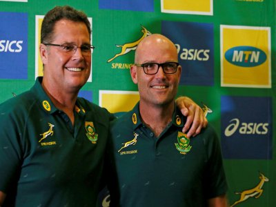 Le nouveau sélectionneur des Springboks, Jacques Nienaber (d), et le directeur du rugby sud-africain Rassie Erasmus, à Pretoria, le 24 janvier 2020 - Phill Magakoe [AFP]